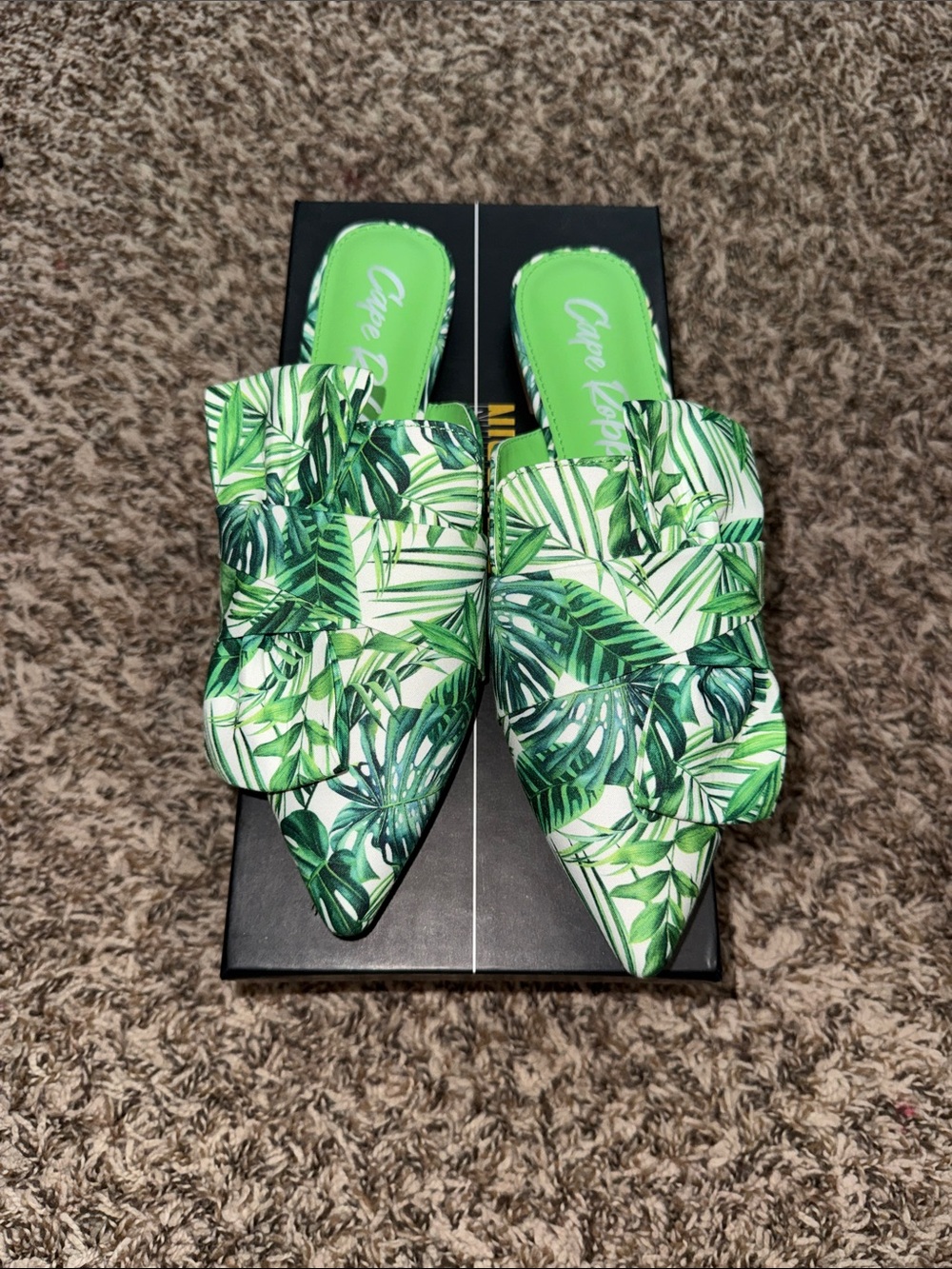 Cape Robbin Leaf-Print Green Pointed-Toe Slip-On Mules